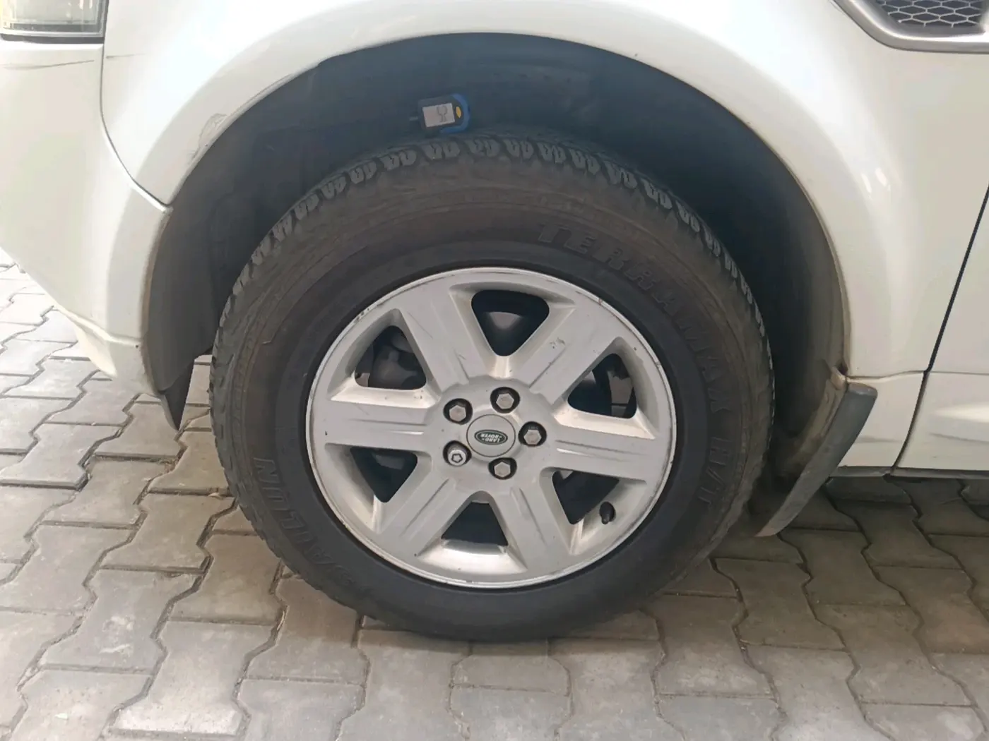 2014 Landrover Freelander 2 TD4 SE, Diesel, Automatic, 1,12,414 km, tyre