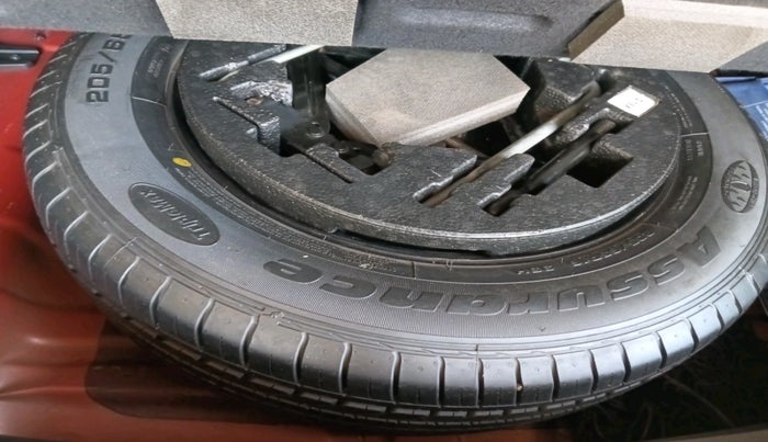 2015 Hyundai Creta SX PLUS AT 1.6 DIESEL, Diesel, Automatic, 2,21,056 km, tyre