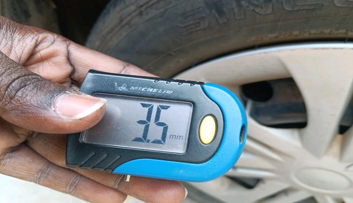 2013 Maruti Ertiga VXI, Petrol, Manual, 1,02,971 km, tyre