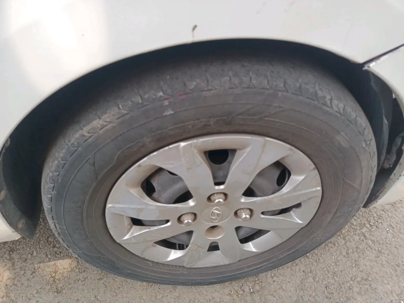 2014 Hyundai Eon 1.0 MAGNA +, Petrol, Manual, 1,20,180 km, tyre