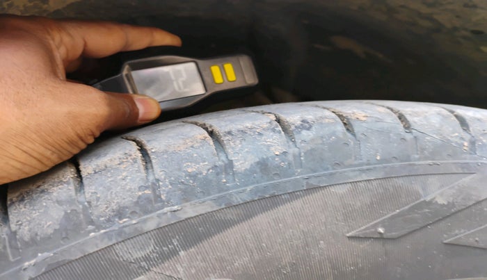 2023 Mahindra XUV300 W4 1.2 PETROL, Petrol, Manual, 54,962 km, tyre