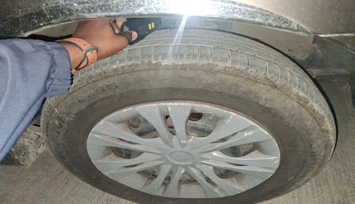 2015 Toyota Innova 2.5 GX 8 STR, Diesel, Manual, 72,595 km, tyre