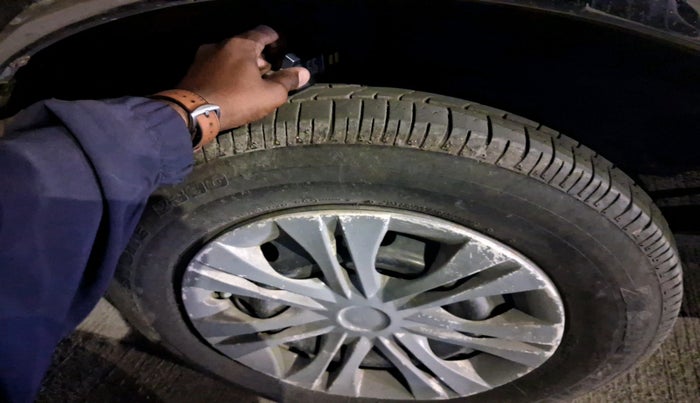 2015 Toyota Innova 2.5 GX 8 STR, Diesel, Manual, 72,595 km, tyre