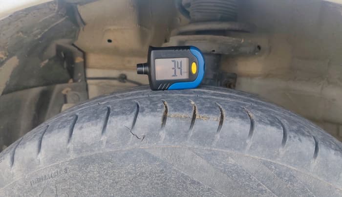 2012 Maruti Swift ZXI, CNG, Manual, 99,772 km, tyre