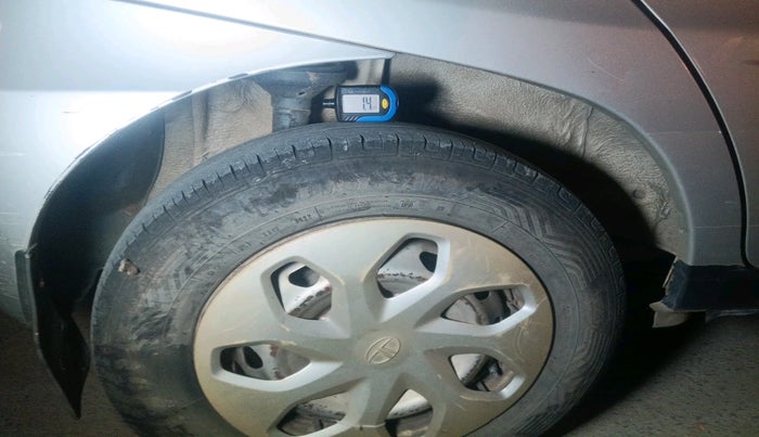 2015 Tata Indica V2 LX DIESEL, Diesel, Manual, 1,24,330 km, tyre