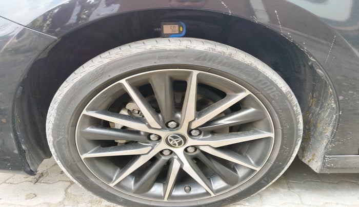 2024 Toyota Camry HYBRID, Hybrid, Automatic, 28,700 km, tyre