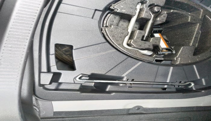 2024 Toyota Camry HYBRID, Hybrid, Automatic, 28,700 km, tyre