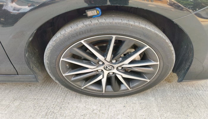 2024 Toyota Camry HYBRID, Hybrid, Automatic, 28,700 km, tyre