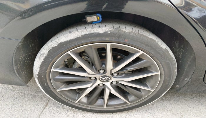 2024 Toyota Camry HYBRID, Hybrid, Automatic, 28,700 km, tyre