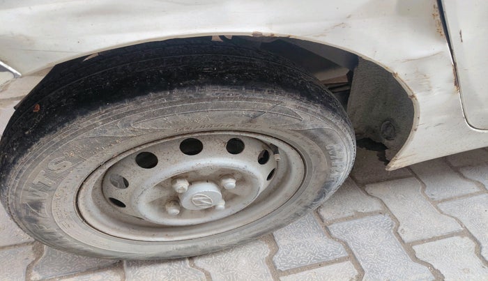 2014 Hyundai Eon D-LITE, Petrol, Manual, 31,990 km, tyre