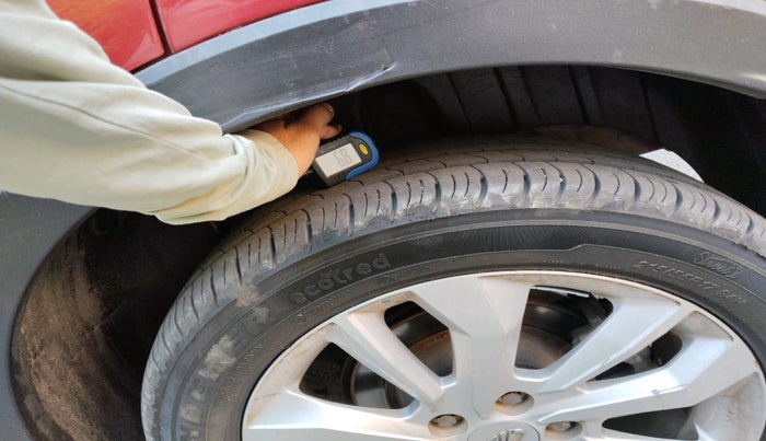 2020 Mahindra XUV300 W8 1.5 DIESEL, Diesel, Manual, 1,05,575 km, tyre