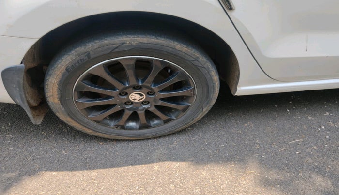 2014 Skoda Rapid 1.5 TDI CR ELEGANCE PLUS, Diesel, Manual, 1,11,628 km, tyre