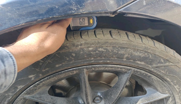 2011 BMW 3 Series 320d, Diesel, Automatic, 1,12,835 km, tyre