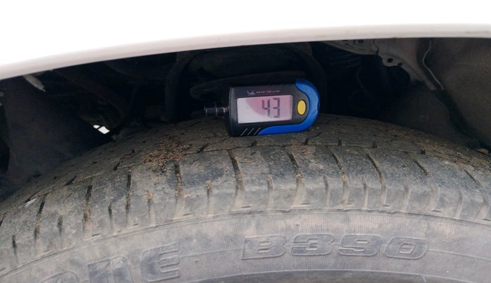 2013 Toyota Innova 2.5 G 7 STR, Diesel, Manual, 1,51,731 km, tyre