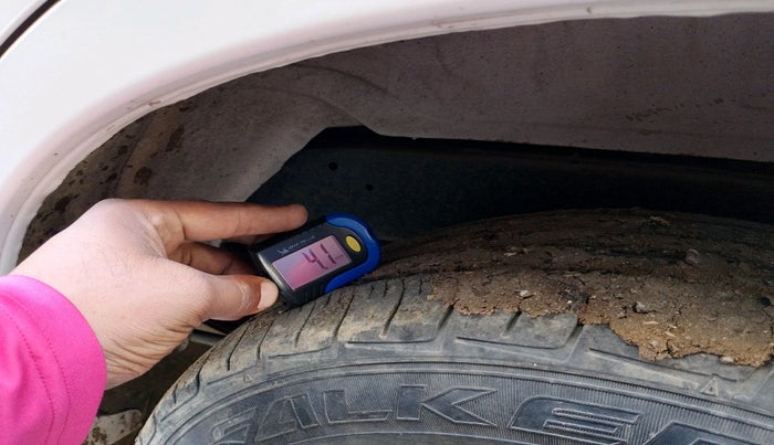 2013 Toyota Innova 2.5 G 7 STR, Diesel, Manual, 1,51,731 km, tyre