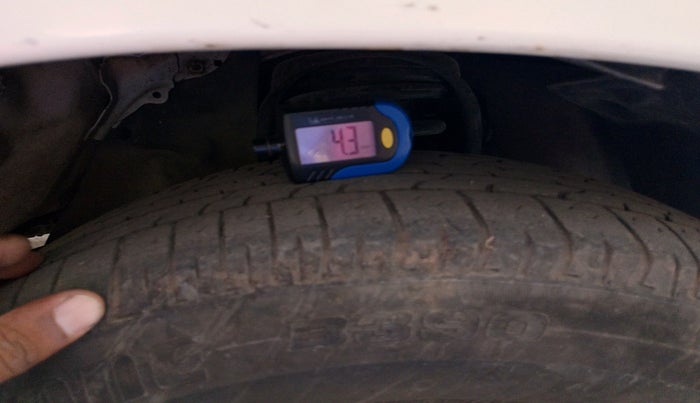 2013 Toyota Innova 2.5 G 7 STR, Diesel, Manual, 1,51,731 km, tyre