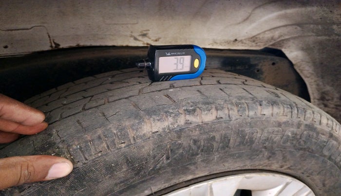 2013 Toyota Innova 2.5 G 7 STR, Diesel, Manual, 1,51,731 km, tyre