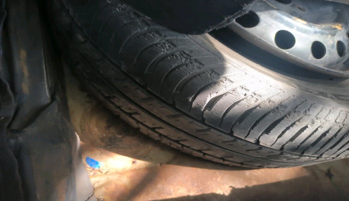 2010 Maruti SX4 VXI, CNG, Manual, 1,61,640 km, tyre