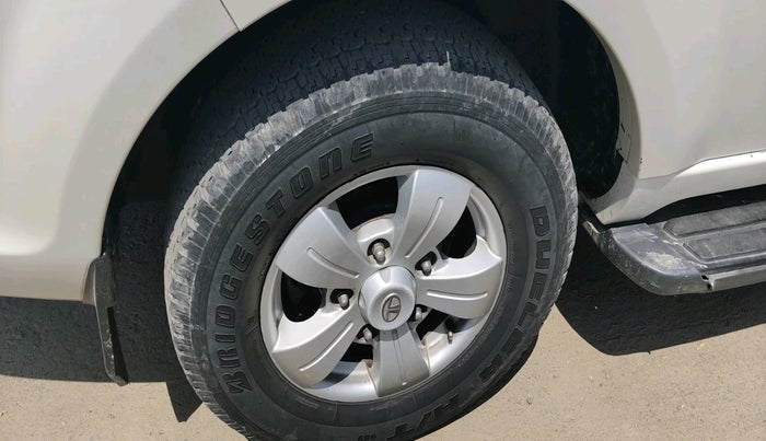 2017 Tata Safari Storme 2.2 EX 4X2, Diesel, Manual, 61,839 km, tyre