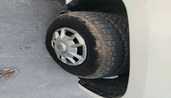 2017 Mahindra TUV300 T6, Diesel, Manual, 1,66,104 km, tyre