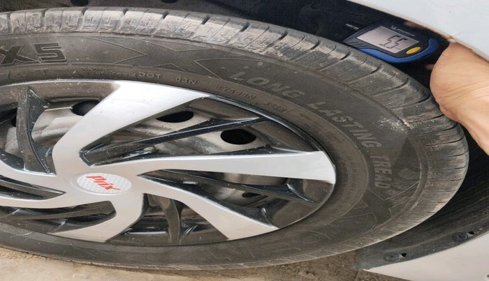 2014 Hyundai Eon ERA +, CNG, Manual, 1,06,214 km, tyre