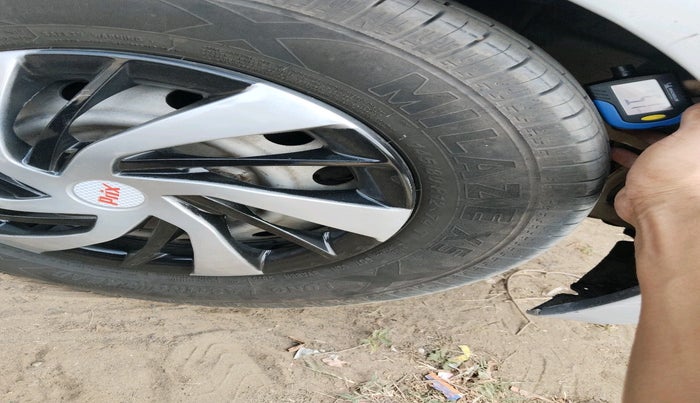 2014 Hyundai Eon ERA +, CNG, Manual, 1,06,214 km, tyre