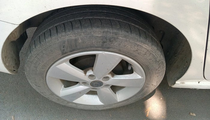 2015 Skoda Rapid AMBITION 1.6 MPI MT, Petrol, Manual, 52,751 km, tyre