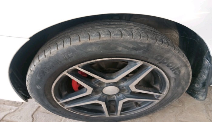 2016 Volkswagen Polo COMFORTLINE 1.2L, Petrol, Manual, 1,23,877 km, tyre