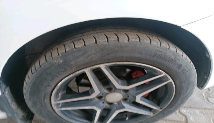 2016 Volkswagen Polo COMFORTLINE 1.2L, Petrol, Manual, 1,23,877 km, tyre