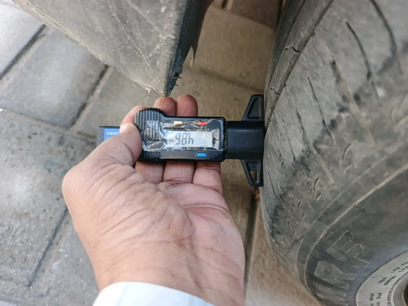 2020 KIA SONET HTK PLUS 1.5 AT, Diesel, Automatic, 1,18,579 km, tyre