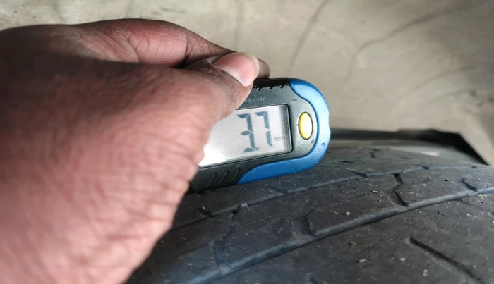 2021 Toyota Innova Crysta 2.4 GX 7 STR, Diesel, Manual, 40,697 km, tyre