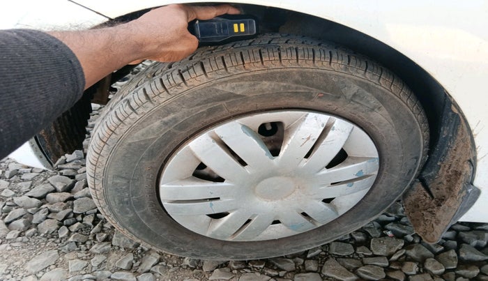 2013 Hyundai Eon ERA +, CNG, Manual, 86,038 km, tyre