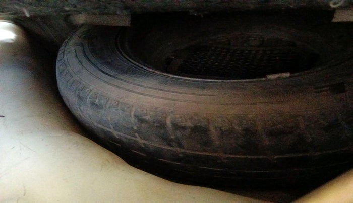 2013 Hyundai Eon ERA +, CNG, Manual, 86,038 km, tyre