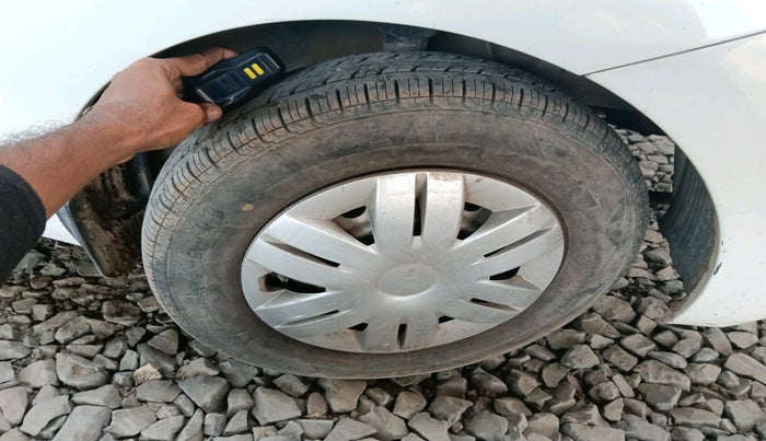 2013 Hyundai Eon ERA +, CNG, Manual, 86,038 km, tyre