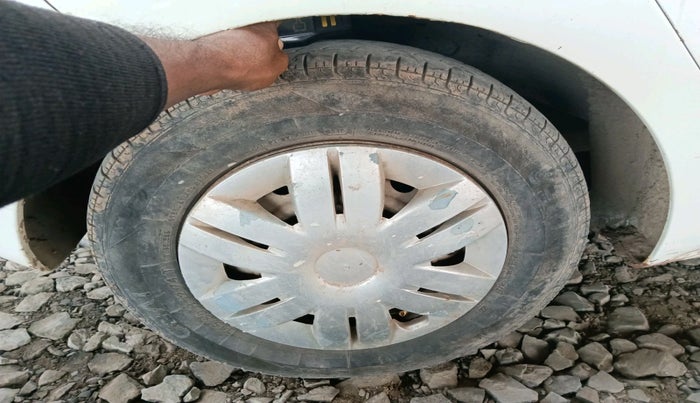 2013 Hyundai Eon ERA +, CNG, Manual, 86,038 km, tyre