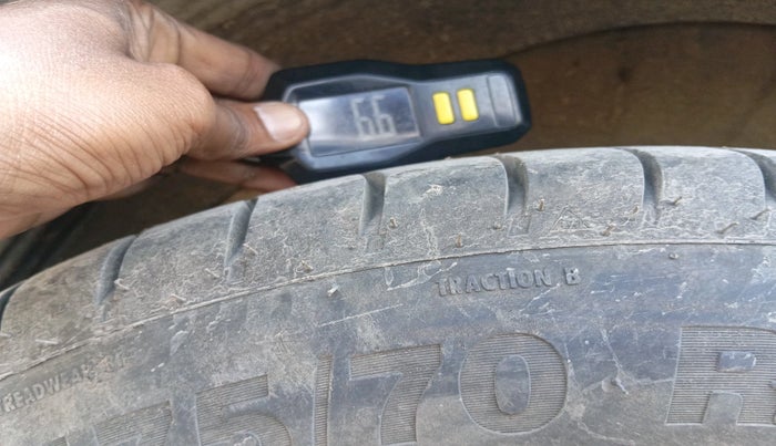 2013 Hyundai i20 MAGNA 1.2, Petrol, Manual, 1,00,849 km, tyre