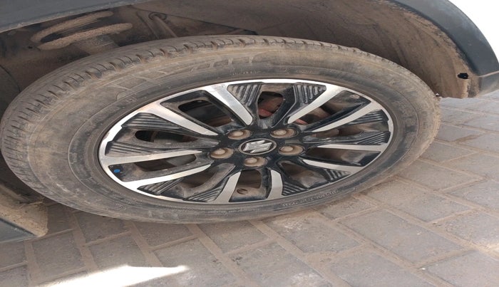 2021 Maruti Vitara Brezza LXI, Petrol, Manual, 32,214 km, tyre