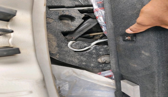 2022 Mahindra XUV300 W8 1.2 PETROL, Petrol, Manual, 40,440 km, tyre