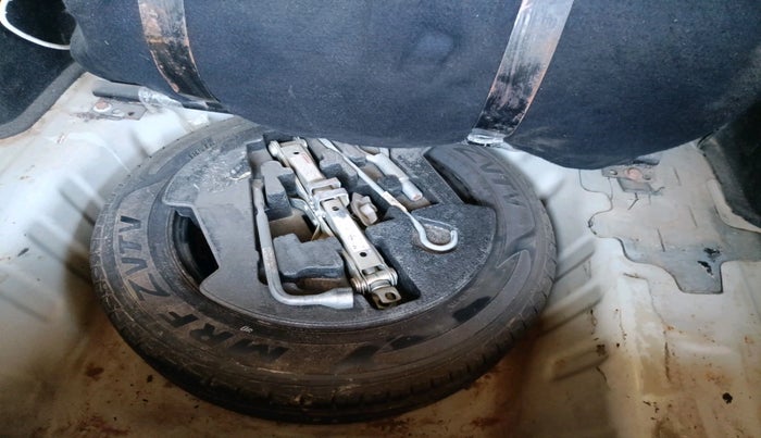 2015 Maruti Ciaz ZXI, CNG, Manual, 1,35,836 km, tyre