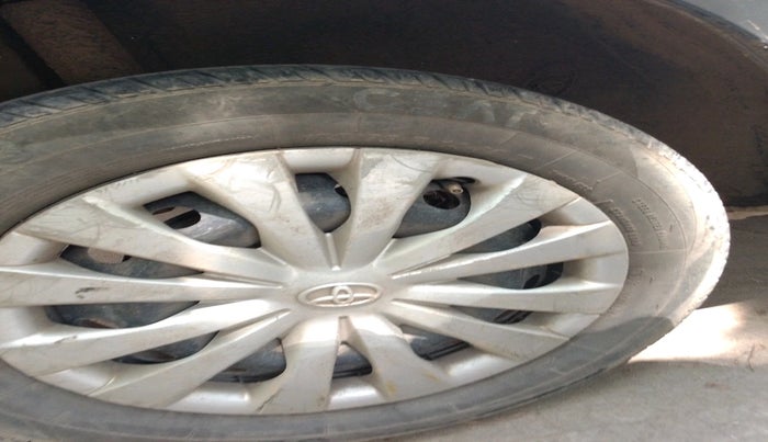 2017 Toyota Etios Liva V, Petrol, Manual, 1,64,154 km, tyre