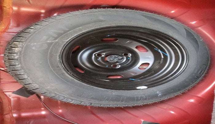 2016 Renault Kwid RXT 0.8, Petrol, Manual, 28,202 km, tyre