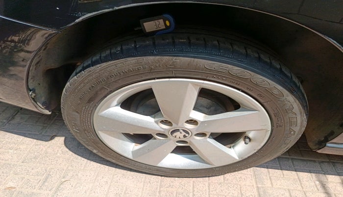 2015 Skoda Rapid 1.5 TDI CR ELEGANCE PLUS AT, Diesel, Automatic, 67,481 km, tyre