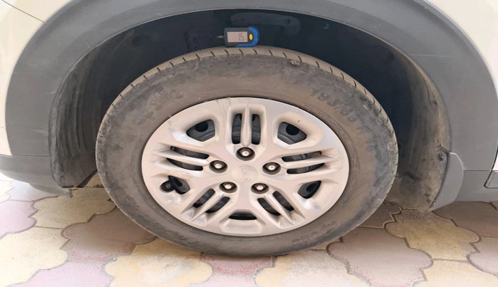 2023 KIA CARENS PRESTIGE 1.5 PETROL 7 STR, Petrol, Manual, 32,864 km, tyre