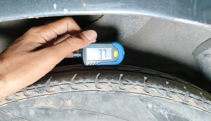 2013 Hyundai i10 SPORTZ 1.2, CNG, Manual, 1,03,278 km, tyre