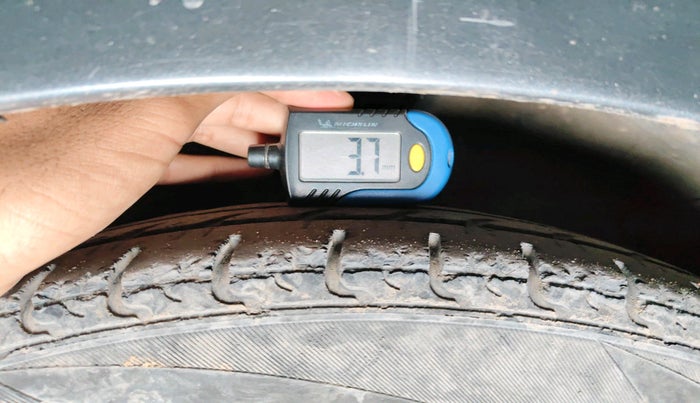 2013 Hyundai i10 SPORTZ 1.2, CNG, Manual, 1,03,278 km, tyre