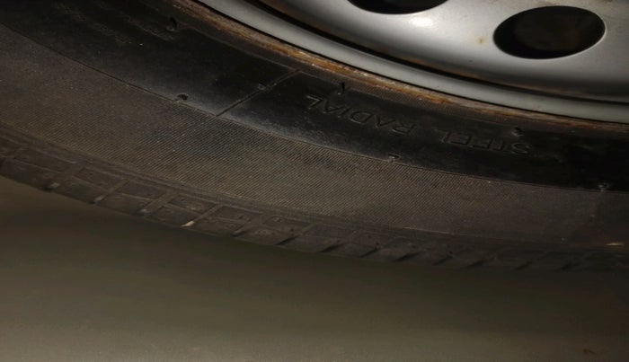 2016 Maruti Swift LXI (O), Petrol, Manual, 1,23,171 km, tyre