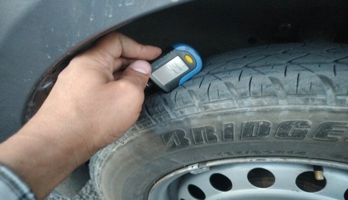 2016 Maruti Swift LXI (O), Petrol, Manual, 1,23,171 km, tyre