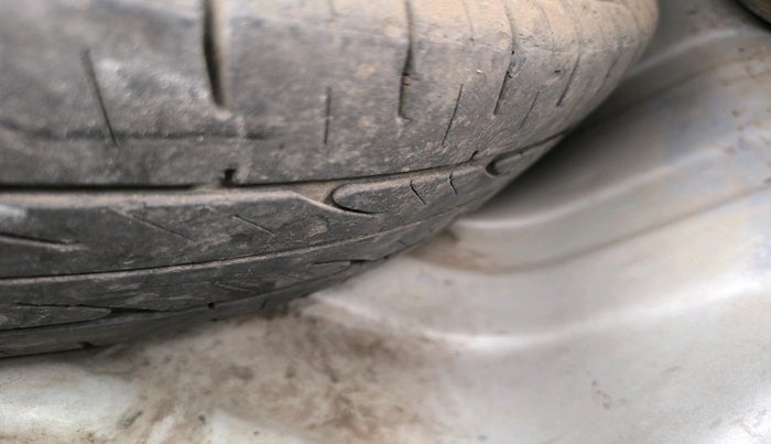 2011 Maruti Alto LXI, CNG, Manual, 1,03,277 km, tyre