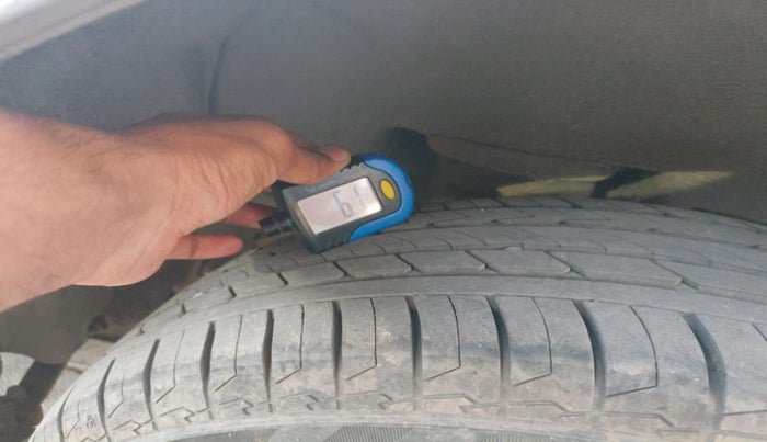 2014 Toyota Corolla Altis G PETROL, CNG, Manual, 97,269 km, tyre