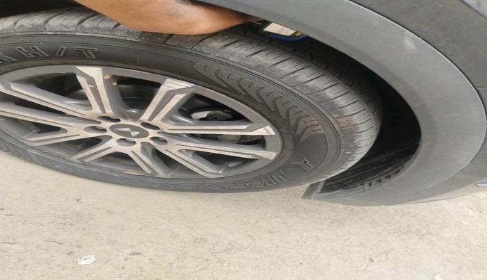 2022 Mahindra XUV700 AX 7 LUXURY D AT 7 STR, Diesel, Automatic, 51,775 km, tyre